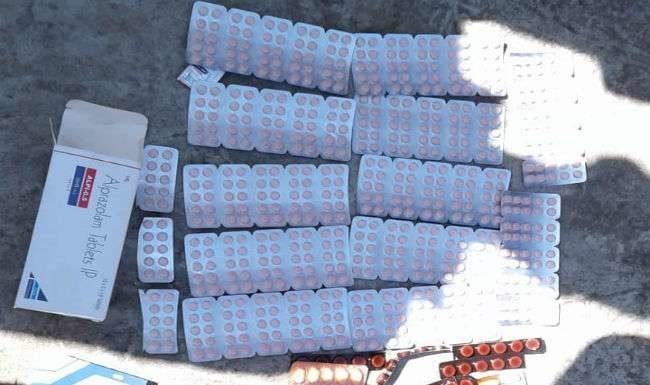 फ्लैट से नशीले इंजेक्शन और दवाएं मिलीं