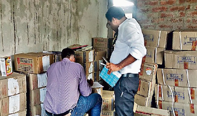 मकान में छापा, लाखों की दवाएं जब्त
