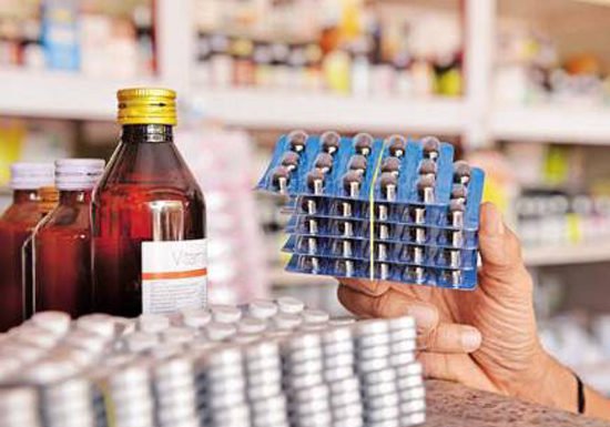 ड्रग इंस्पेक्टर समेत तीन कर्मियों का रोका वेतन