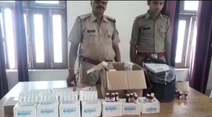 पुलिस देख भागे तस्कर, कार में मिला नशीली दवाओं का जखीरा