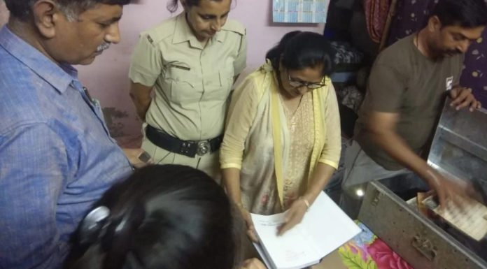 स्वास्थ्य विभाग का घर पर छापा, गर्भपात की दवा-औजार जब्त