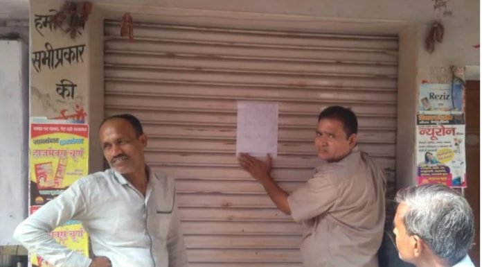 औषधि विभाग की टीम देख मेडिकल स्टोर बंद कर भागा कैमिस्ट