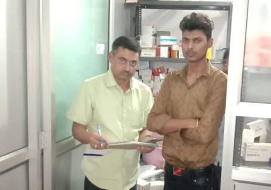 नर्सिंग होम के मेडिकल स्टोर पर रेड, दवाएं सीज