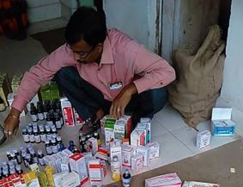 ड्रग विभाग ने छापा मारकर दवाएं की जब्त, दवा दुकान सील