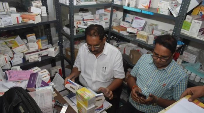 बिना लाइसेंस के चल रहे मेडिकल स्टोर पर छापेमारी, दवाइयां जब्त