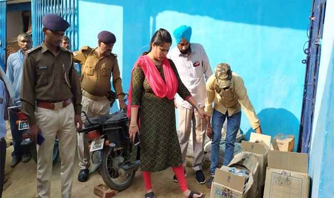 जनरल स्टोर पर छापा, भारी मात्रा में नकली कॉस्मेटिक जब्त