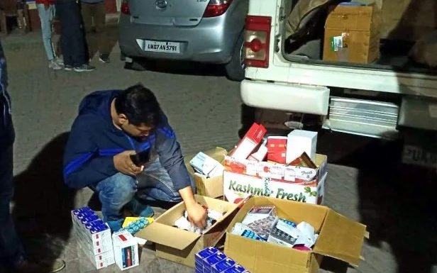 दो कारों से दवाइयां जब्त कर सील की