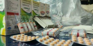 दवा दुकान से भारी मात्रा में नशीली दवाइयां व इंजेक्शन बरामद
