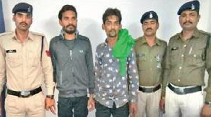 मेडिकल स्टोर के नाम पर नशीली दवा की तस्करी, 60 हजार बोतलें जब्त