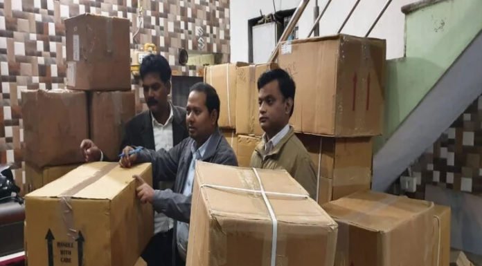 अवैध गोदामों पर छापा, लाखों की दवाइयां बरामद