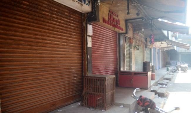 प्रतिबंधित दवा बेचने के आरोप में दुकानदार को उठा ले गई पुलिस