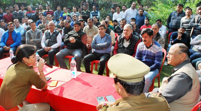 पुलिस ने दवा दुकानदारों को किया अलर्ट