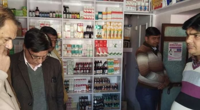 फर्जी डॉक्टर के क्लीनिक पर रेड, दवाइयां सीज