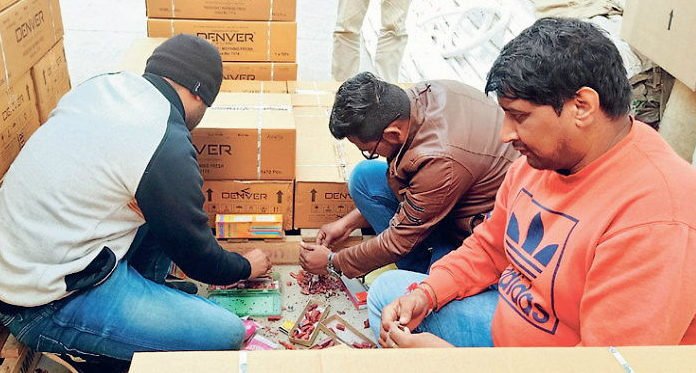 औषधि विभाग का फैक्टरी पर छापा, 45 लाख की परफ्यूम जब्त