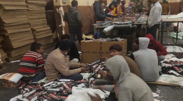 तीन गुटखा कंपनियों पर रेड, 100 करोड़ का मिलावटी गुटखा जब्त