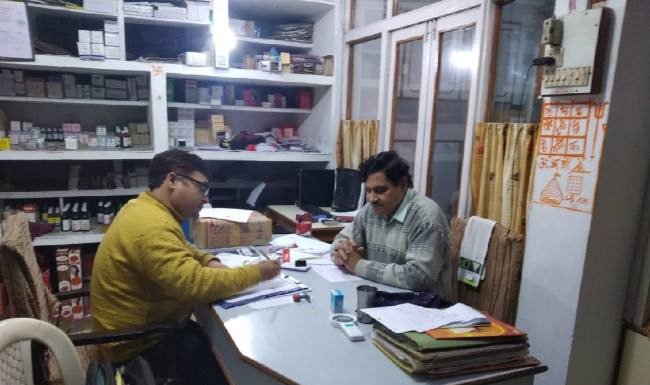 कैमिस्ट शॉप पर दबिश, दवा इंटेक्स सीज की