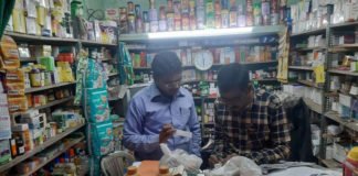औषधि नियंत्रक ने मेडिकल स्टोर्स संचालक को थमाया नोटिस