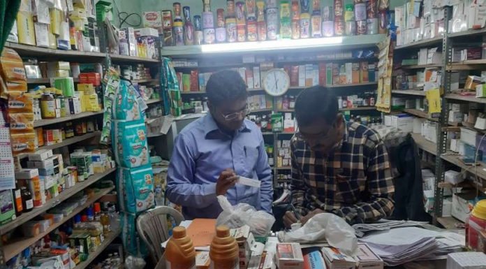 मेडिकल स्टोरों में छापेमारी के दौरान कई दुकानों में मिली अनियमितता