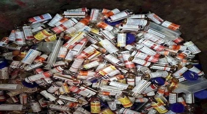 झोलाछाप डॉक्टर के क्लीनिक पर रेड, दवाइयां जब्त