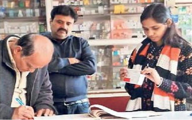 गर्भपात की दवा बेच रहे 3 मेडिकल स्टोर संचालकों को नोटिस