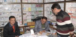 पांच मेडिकल स्टोर पर दबिश, दवाओं के लिए सैंपल