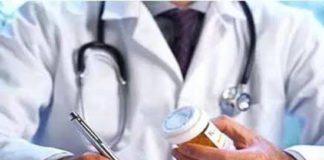 क्लीनिक पर भीड़ देख डॉक्टर समेत चार पर केस doctor