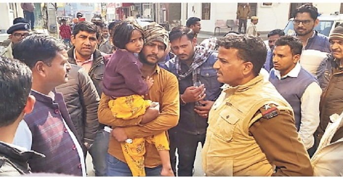 निजी अस्पताल से दवा न खरीदने पर रोगी को भर्ती करने से किया इनकार, हंगामा