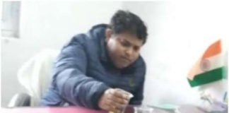शराब पीते मिले डॉक्टर व फार्मासिस्ट, वीडियो वायरल