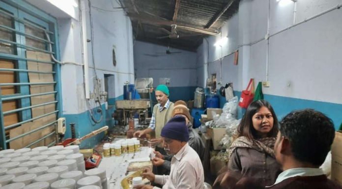 दवा कंपनी पर छापा, एक्सपायर दवाइयां सील