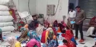 मास्क बनाते मिले चूने के गोदाम में, पड़ा छापा