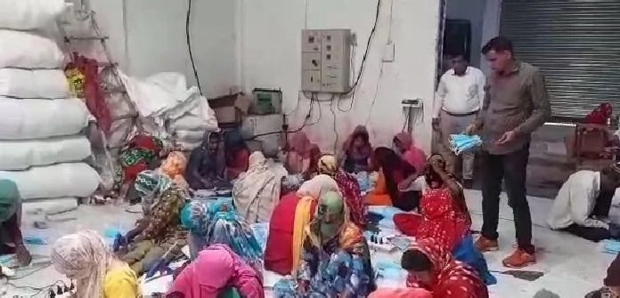 मास्क बनाते मिले चूने के गोदाम में, पड़ा छापा