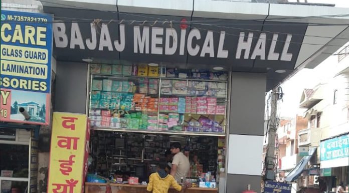 महंगा मास्क बेचने पर केमिस्ट शॉप सील