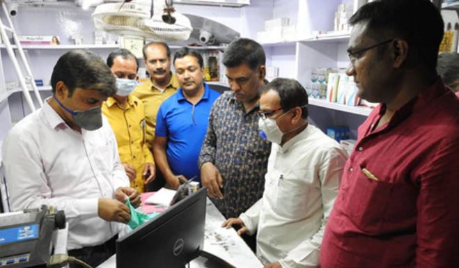दवा दुकानों पर औषधि निरीक्षक का छापा