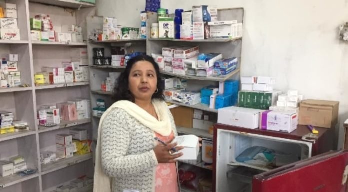 रैपर हटाकर बेच रहे थे एक्सपायरी दवा, दो मेडिकल स्टोर सील