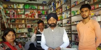 मेडिकल स्टोर पर रेड, 700 मास्क बरामद