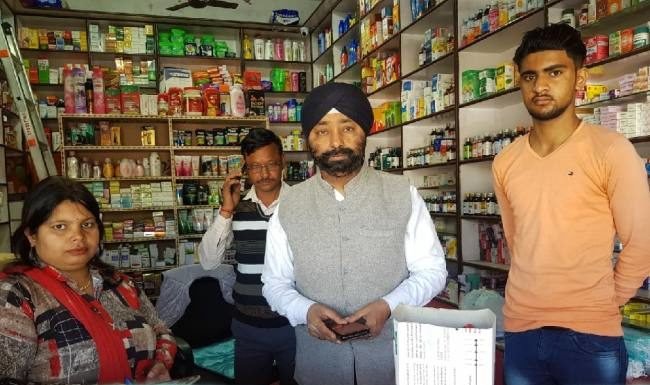 मेडिकल स्टोर पर रेड, 700 मास्क बरामद