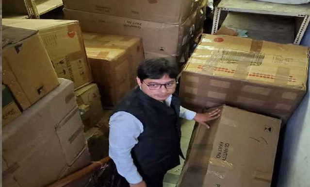 ड्रग कंट्रोल विभाग की रेड, 50 लाख के मास्क-सेनेटाइजर जब्त