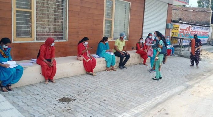स्टाफ नर्स का सैंपल आया पॉजिटिव, कोरोना पॉजिटिव महिला का मोबाइल किया था टच
