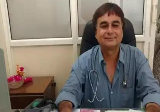 देश में कोरोना से मुकाबला करते हुए डॉक्टर शहीद