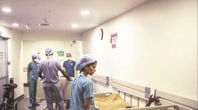 दिल्ली के सरकारी अस्पतालों में नर्सों के साथ हो रहा है भेदभाव।