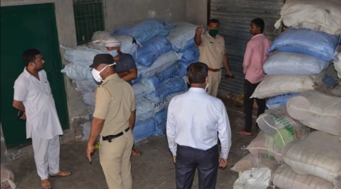 मकान पर छापा मारकर दो लाख मास्क जब्त, निवार फैक्टरी में मास्क से भरी गाड़ी पकड़ी