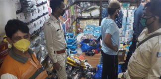 औषधि विभाग ने की कपड़ा दुकान पर रेड, नकली सैनिटाइजर -मास्क बनाते पकड़े