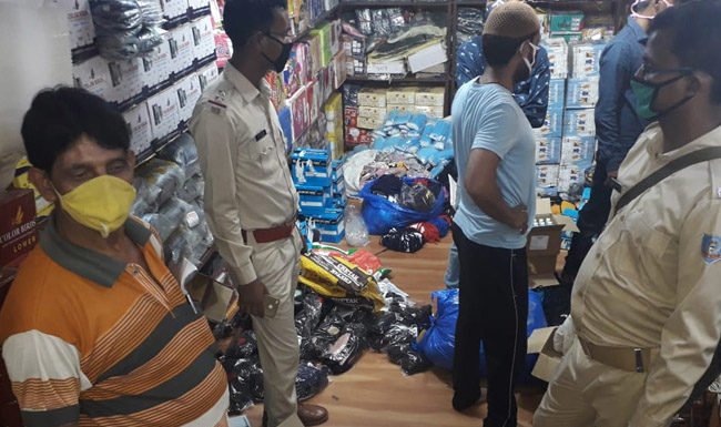 औषधि विभाग ने की कपड़ा दुकान पर रेड, नकली सैनिटाइजर -मास्क बनाते पकड़े