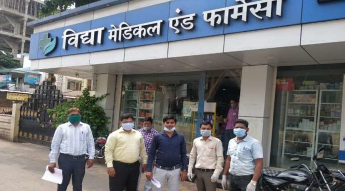 कैमिस्ट शॉप पर रेड, मास्क-सेनेटाइजर ज्यादा दाम पर बेचते पकड़ा