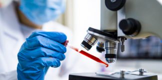 थैलेसीमिया, देश के सभी ब्लड बैंकों में NAT तकनीक के प्रयोग की मांग Scientist working with blood sample in