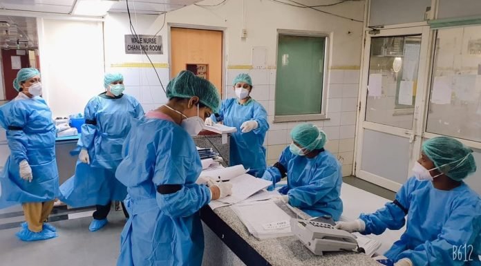 कोरोना वार्ड में ड्यूटी के नियम बदलने से नाराज डॉक्टर
