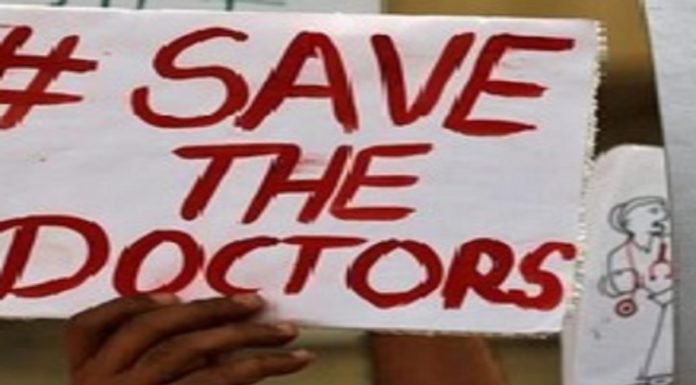 खराब पीपीई किट को लेकर नर्सों और स्वास्थकर्मियों का प्रदर्शन