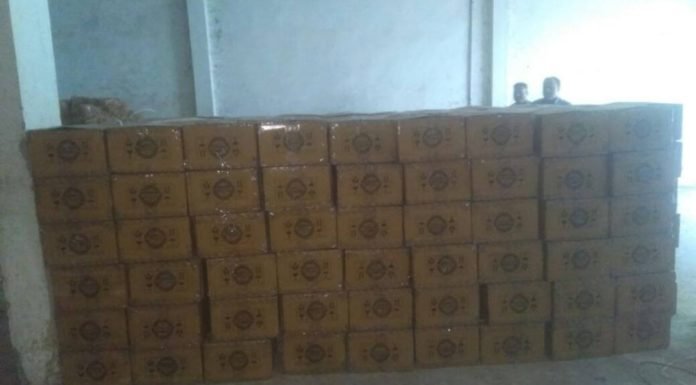 अवैध कफ सिरप की पेटियों के साथ दवा कारोबारी गिरफ्तार