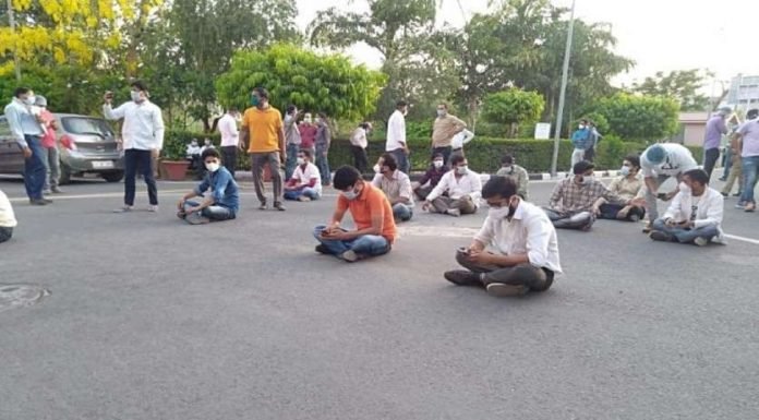 SMS हॉस्पिटल में डॉक्टर्स और लैब टेक्नीशियन भिड़े, अटकी कोरोना की जांच