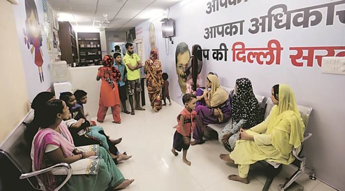 क्लिनिक में ही उड़ी आदेशों की धज्जियां, डॉक्टर पर केस दर्ज mohalla clinic